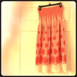 Casual strapless dress with floral detailing 🌹